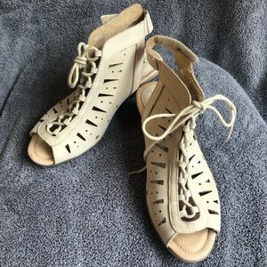 Earth brand cute lace up dressy sandals with cut out design.